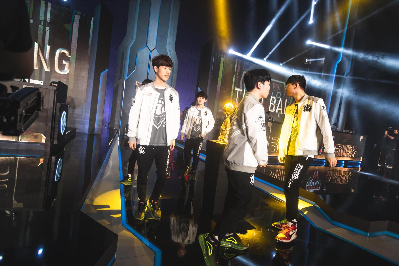 【lpl战报】JDG 2-0 TT：Yagao招牌佐伊轻取TT JDG成功晋级季后赛