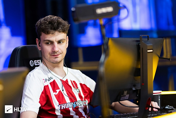 BLG选手正赛返图：ELK笑容清澈，替补Lvmao向队友献策